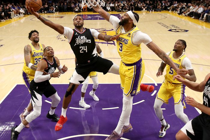 A Los Angeles Lakers legyőzte a városi riválist