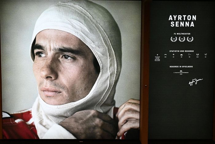 Ayrton Senna egy tragikus baleset során 34 évesen vesztette életét