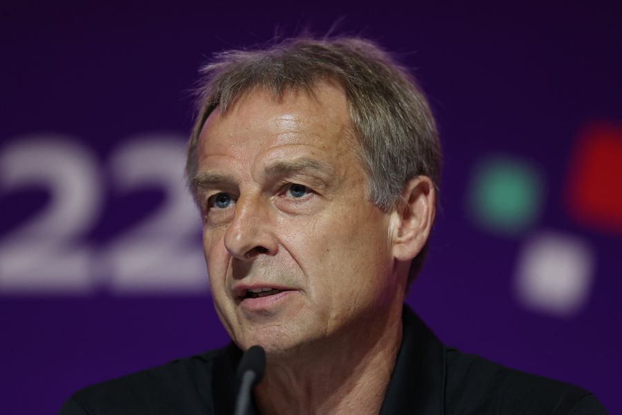 A játékosként 108-szoros válogatott Jürgen Klinsmann, a német labdarúgó-válogatott korábbi szövetségi kapitánya.