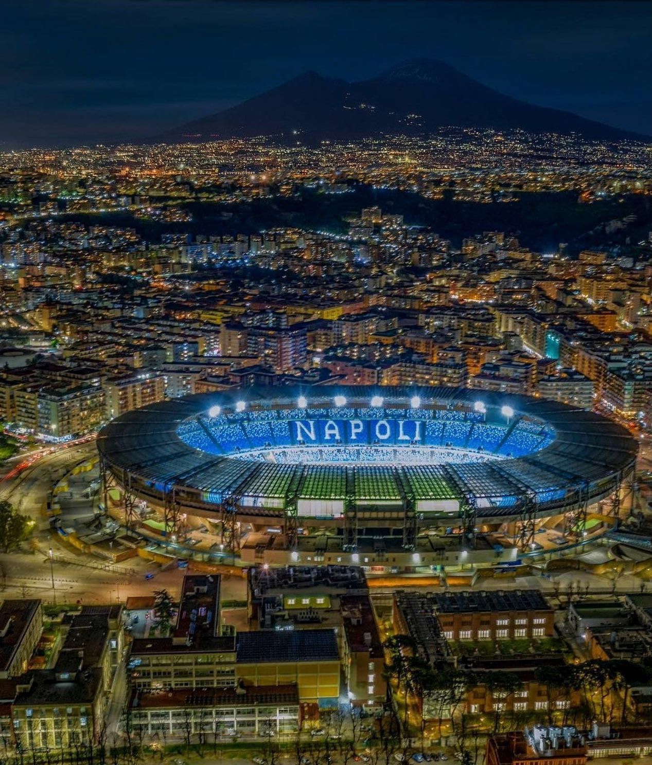 A Maradonáról elnevezett stadion az esti Nápollyal és a távolban a sötétlő Vezúvval a háttérben igazán pompás látvány (Fotó: Facebook)