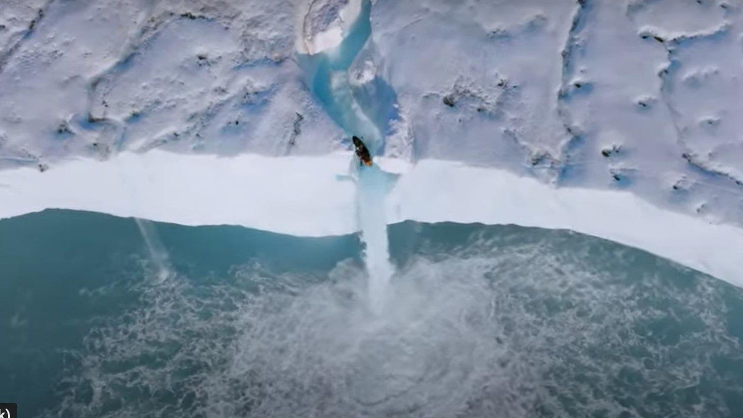 Videó: húsz méter magasból ugratott a jeges vízesésen az óceánba