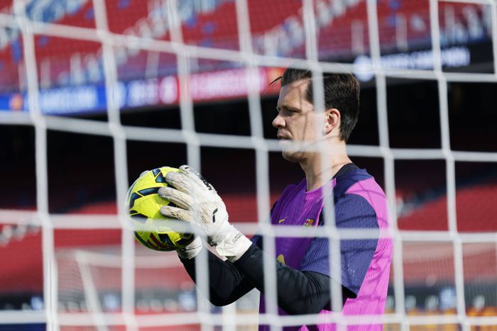 A lengyel kapus itt éppen labdát fog a kezében