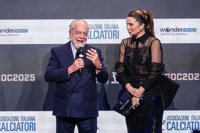 A Napoli elnöke a színpadon