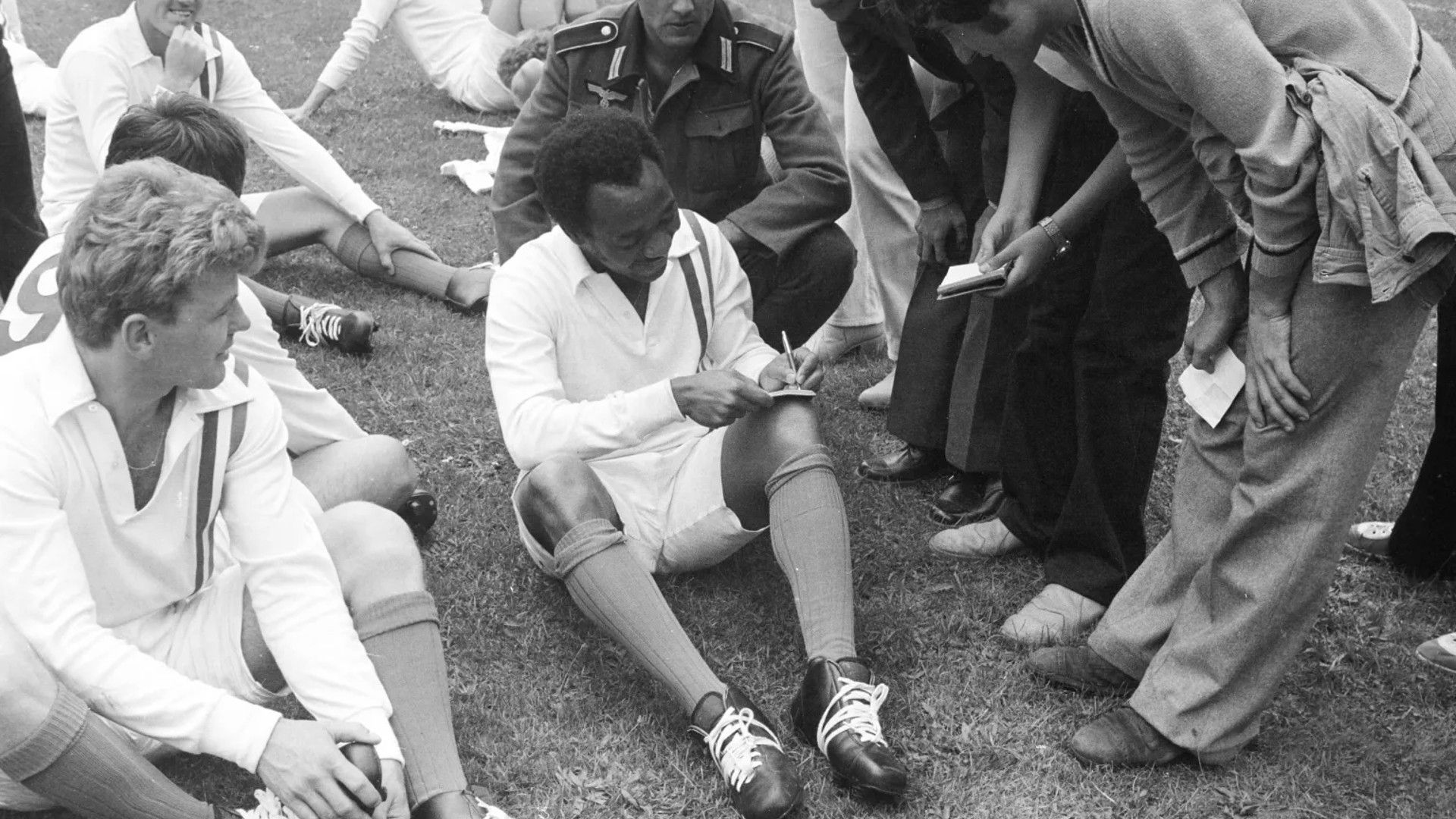 Pelé autogramot osztogat az MTK stadionjának gyepén 1980-ban (Fotó: Fortepan/Tóth Katalin)