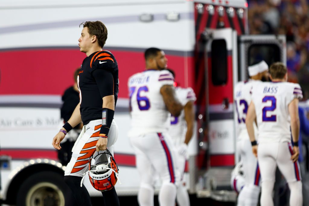 Félbeszakadt az NFL-meccs, mert a Buffalo játékosa, Damar Hamlin a pályán esett össze (Fotó: Getty Images)