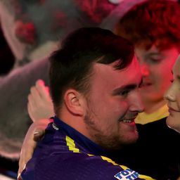 Íme, Luke Littler 21 éves barátnője és a bombázó nővére – galéria és videó