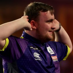„A világbajnokság előtt azt gondoltam, jó lenne egy mérkőzést nyerni” – a darts-vb-n döntőbe jutó 16 éves csodatini