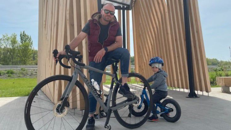 Talmácsi tanítja a kerékpározást a fiának