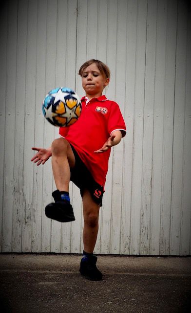 A 9 éves Kiss-Grosics Tamás Gyula ügyesen bánik a labdával / Fotó: Ringier