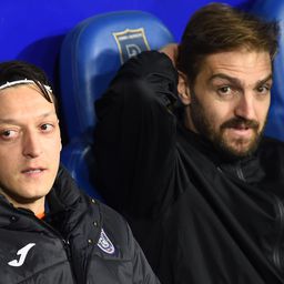 Özil abbahagyja a futballt – sajtóhír
