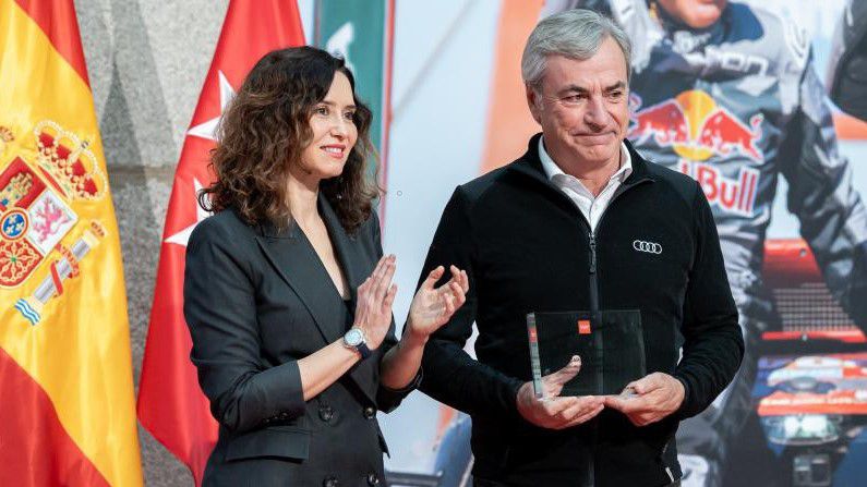 Isabel Díaz Ayuso (balra), a Madridi Közösség elnöke az idén Dakart nyerő Carlos Sainzcal (Fotó: insidethegames.biz)
