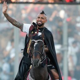 Videó: helikopterrel és lóháton a pályán – királyként fogadták a kétszeres Copa América-győztest