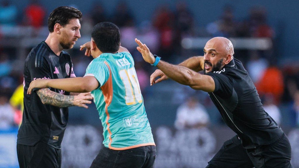 Lyukra futott Messi testőre, elkapta egy rajongó az argentin legendát – videó