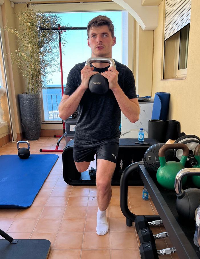 Max Verstappen a tréningezésben is profi, ötféle gyakorlatsort követ, amelynek során főleg a törzsizomzatát erősíti / Fotó: Instagram