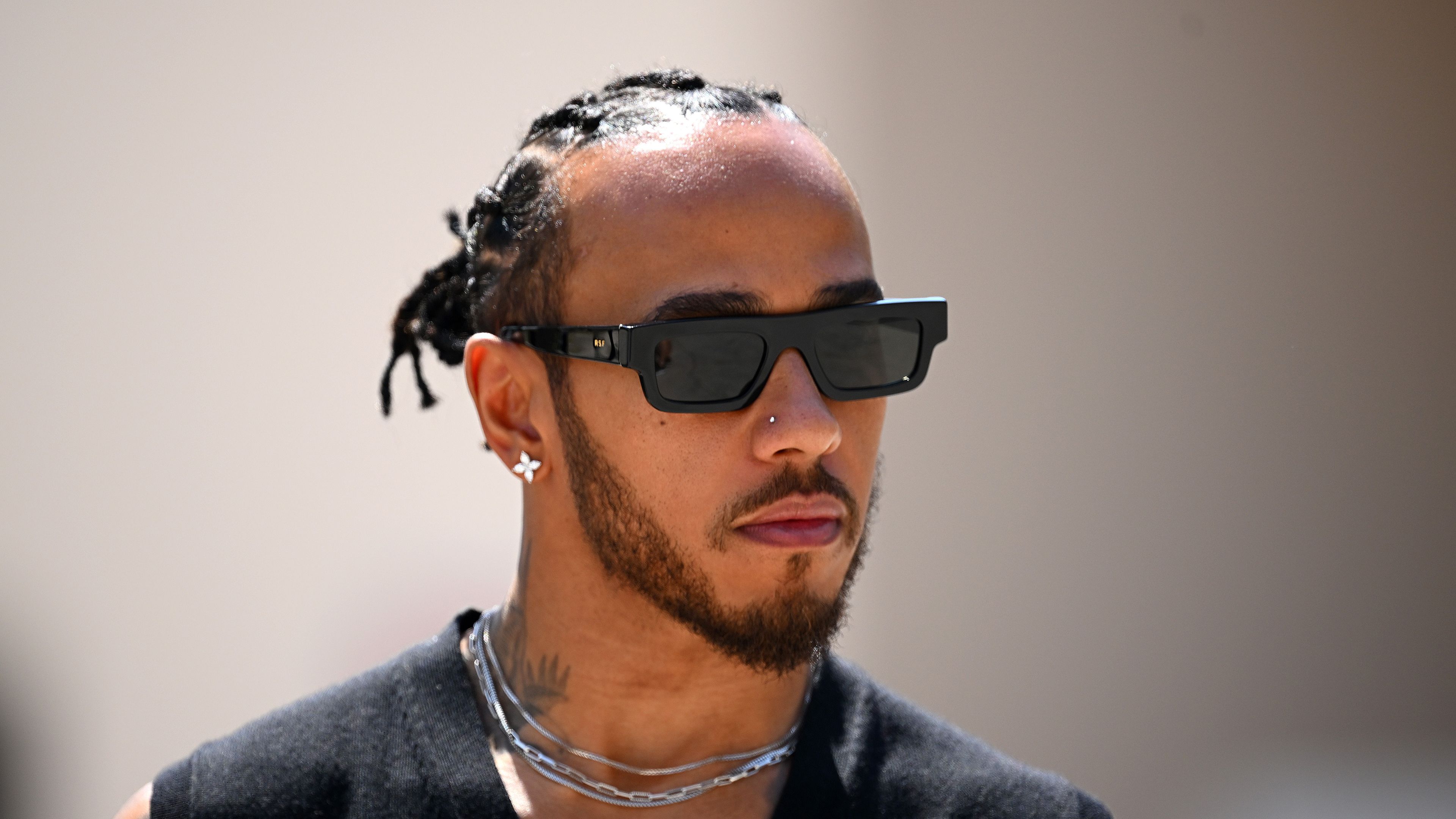 Máris botrányt okozott Lewis Hamilton Bahreinben