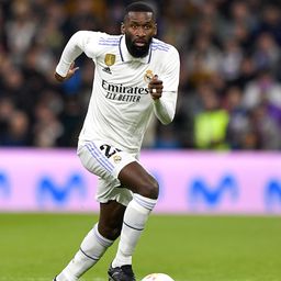 A Real Madrid védője megpofozta a Barcelona középpályását – videóval