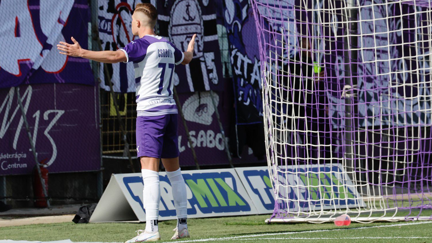 Csoboth, az aranylabdás Benzemához hasonlóan mesterhármast szerezett a hétvégén (Fotó: Facebook/Újpest FC)