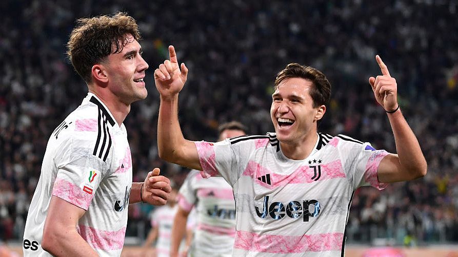 Federico Chiesa (jobbra) és Dusan Vlahovics (balra) szerezte a Juventus góljait