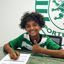 Édesapja korábbi csapatához szerződött az MU korábbi portugál sztárjának kisfia