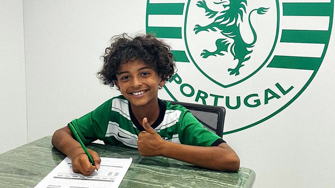 Édesapja korábbi csapatához szerződött az MU korábbi portugál sztárjának kisfia