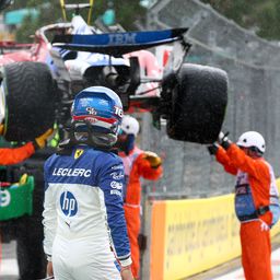 Már csak ez hiányzott: Charles Leclerc összetörte a Ferrarit a sprintfutam előtt – videó