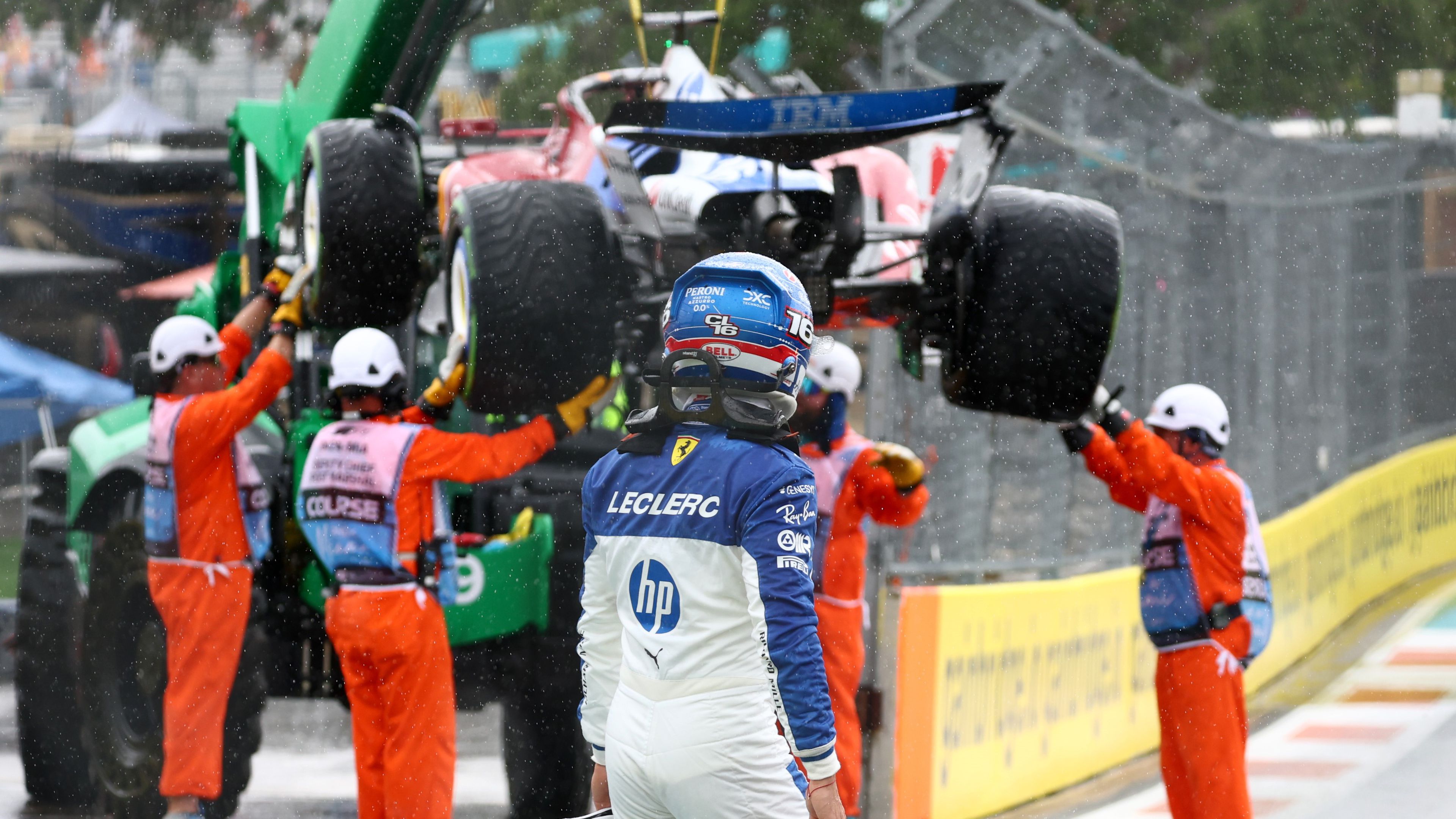 Már csak ez hiányzott: Charles Leclerc összetörte a Ferrarit a sprintfutam előtt – videó