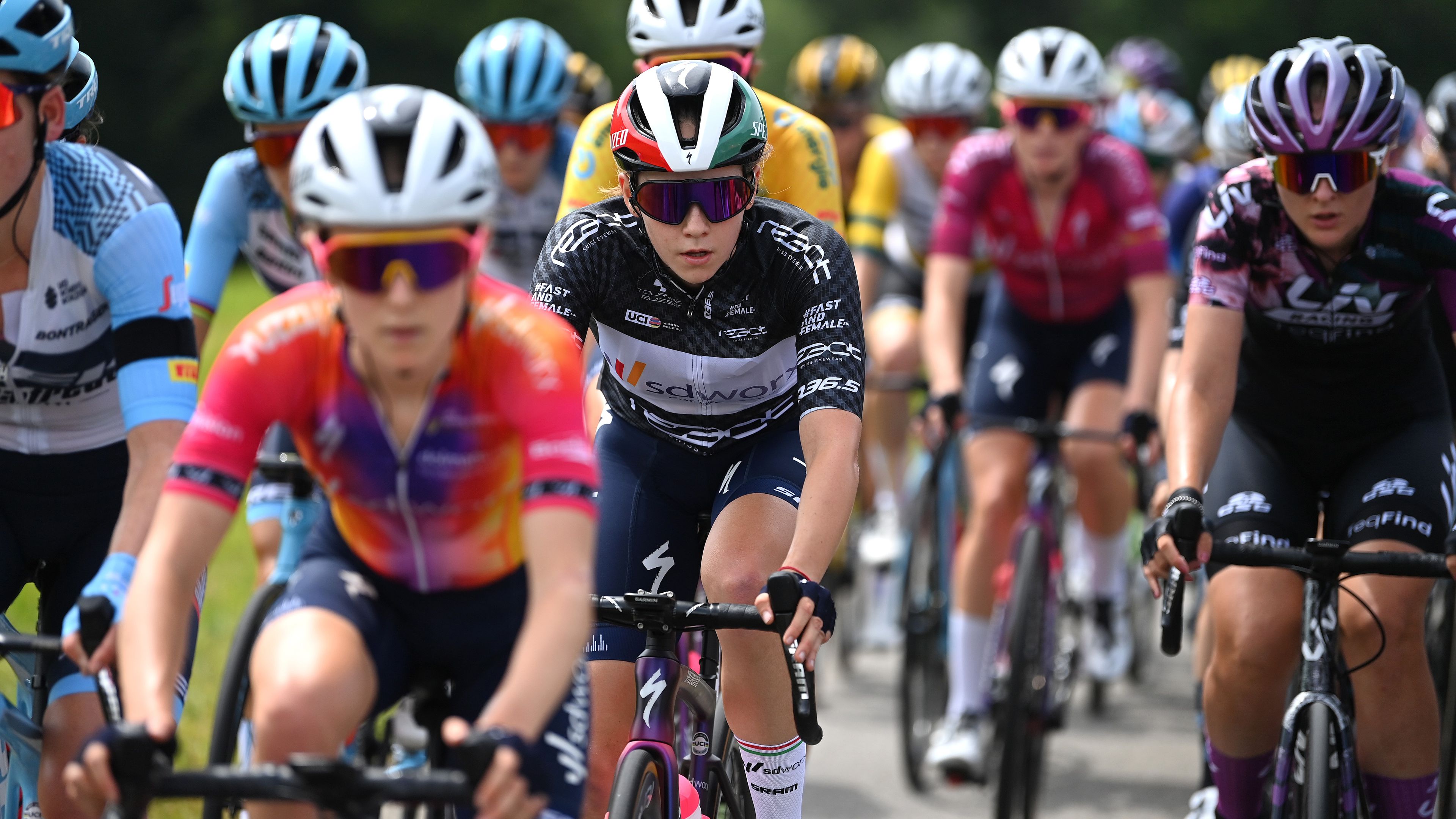 Vas Kata Blanka (középen) a 42. helyen ért célba a Giro negyedik szakaszán