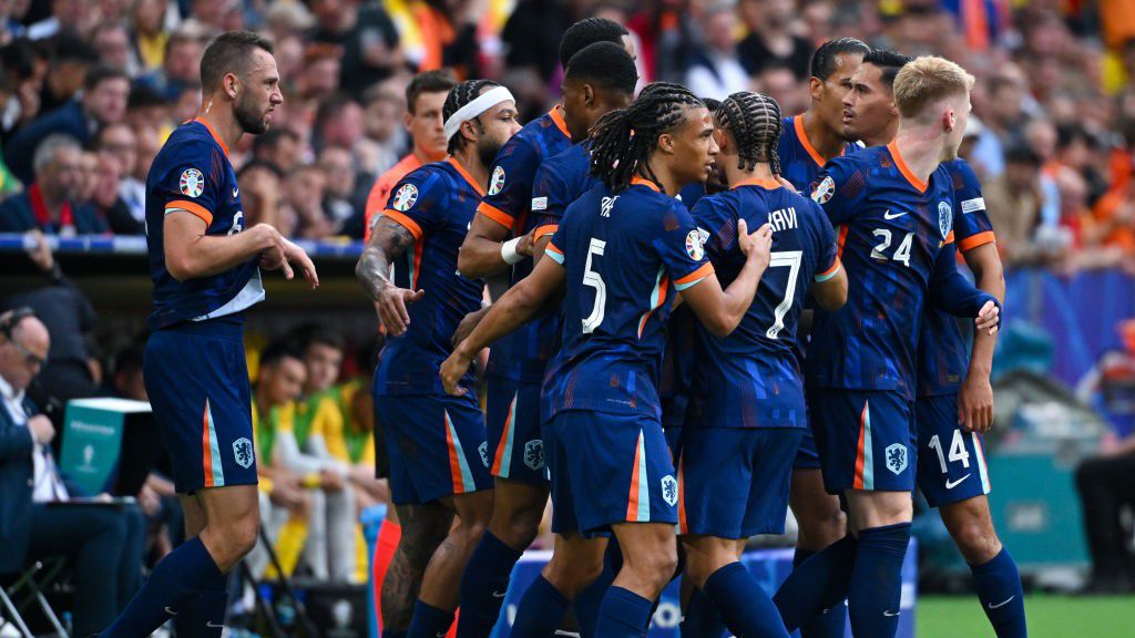 A holland labdarúgó-válogatott 3–0-ra legyőzte Romániát a nyolcaddöntőben.