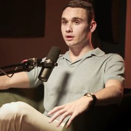 Kerüli a rongyrázást, de a divat megszállottja Milák
