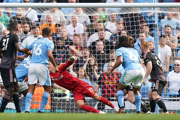 Nathan Aké gólja után percekig állt a játék a VAR-ellenőrzés és a Fulham játékosainak tiltakozása miatt