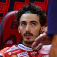Óriási bukás a MotoGP rajtján, áthajtottak a vb-éllovason – videóval