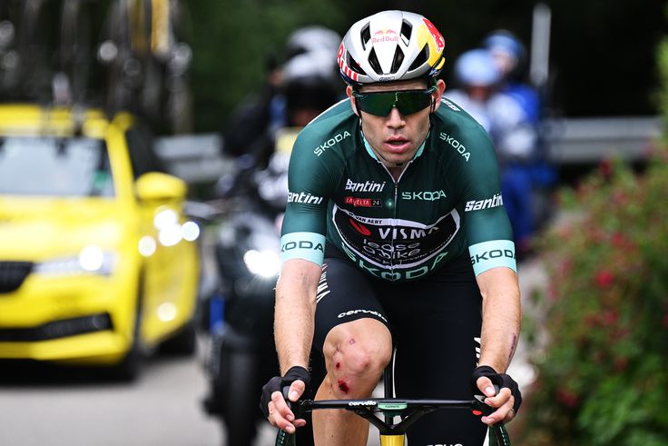 Vér és hatalmas fájdalmak: Valter Attila csapattársa sziklafalnak csapódott, feladta a Vueltát