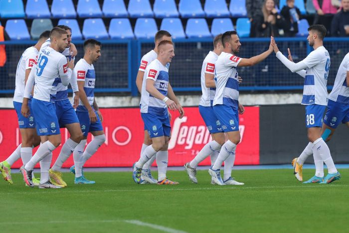Kleinheisler László (középen) csodás fejes gólt szerzett (Fotó: nk-osijek.hr)