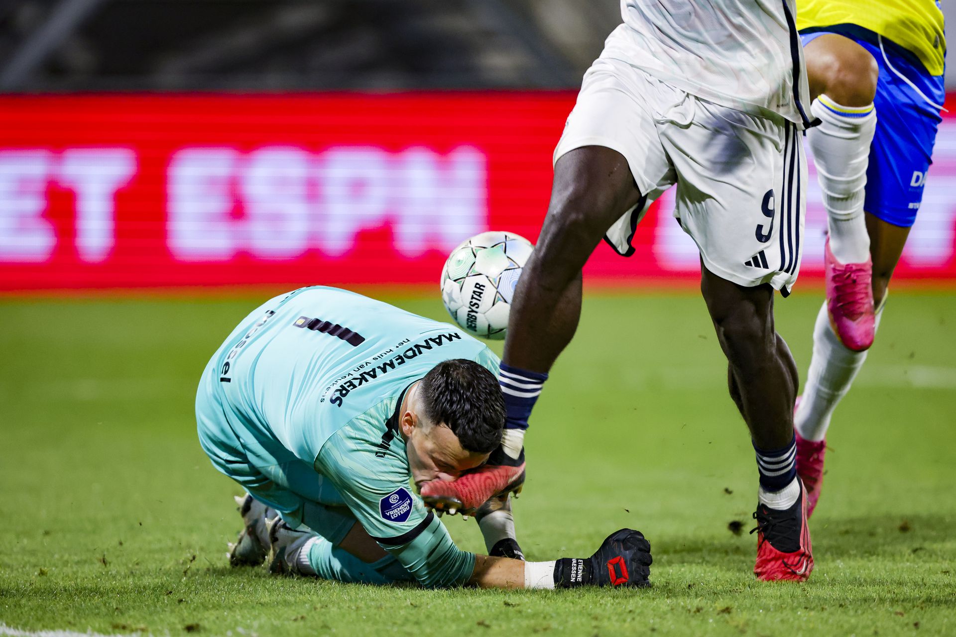 Olyan szerencsétlenül ütközött az Ajax csatárával, Brian Brobbeyvel, hogy a fejét ért ütés miatt elájult, lenyelte a nyelvét és újra kellett éleszteni a pályán /Fotó: Getty Images