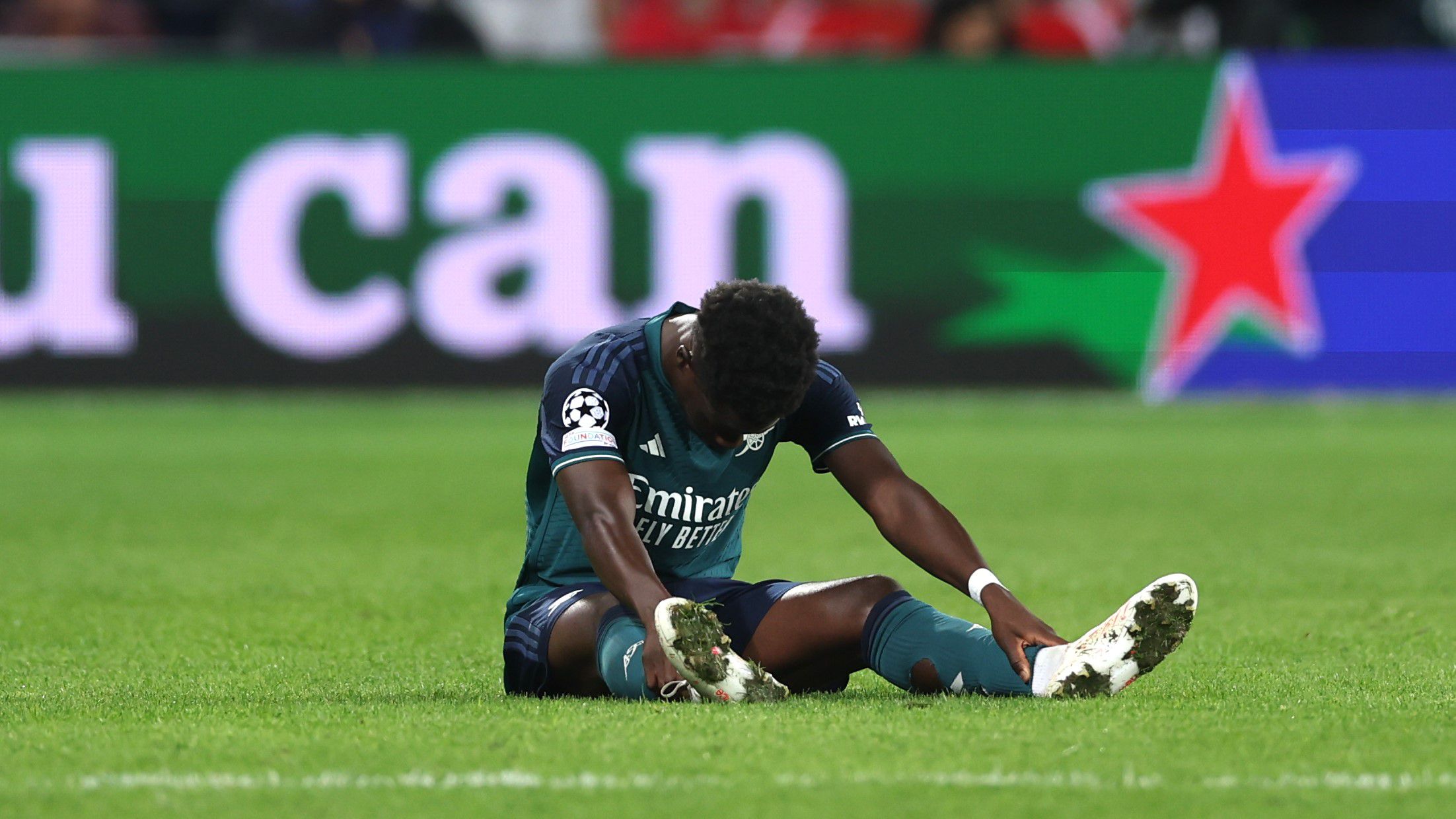 Fájdalmas pillanat az Arsenal számára: Bukayo Saka sérülés miatt kért cserét a Lens ellen – hétvégén a Manchester City vár Mikel Arteta együttesére