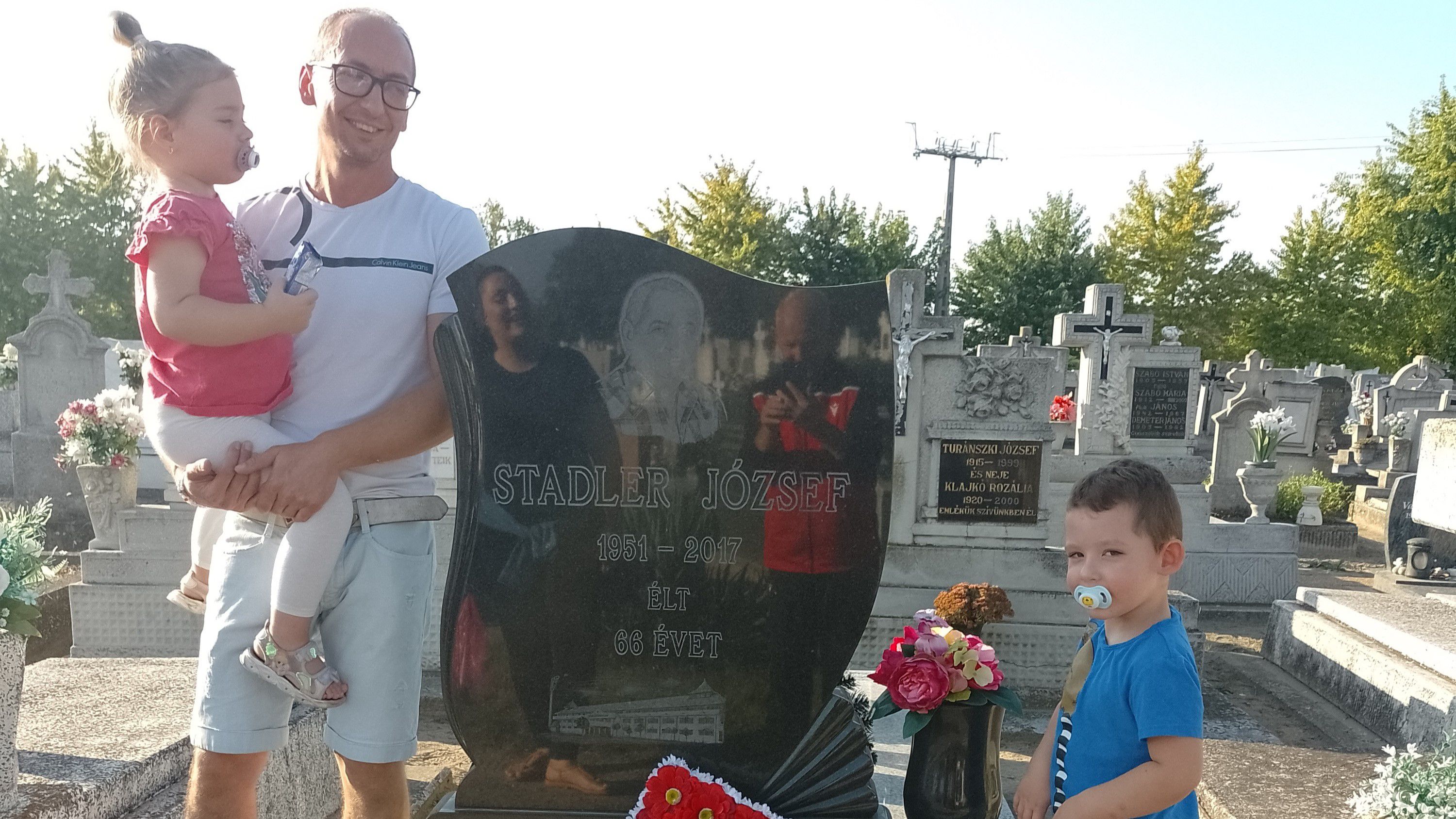 Stadler Zoltán két gyermekével, Mirabellával és Levinnel az édesapja sírjánál