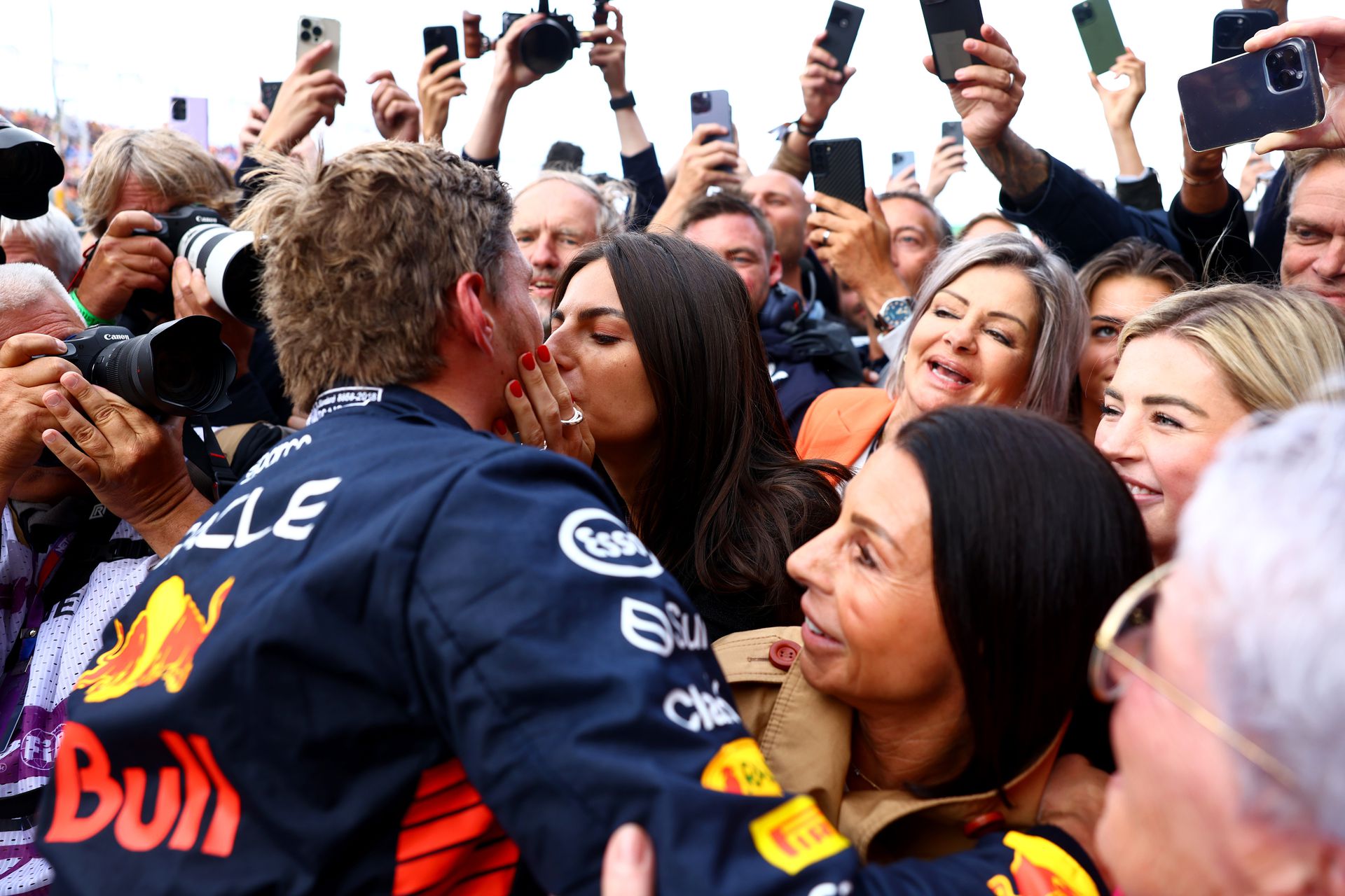 Verstappen gyakran kap csókot a párjától a futamok után, remélik, hogy most hétvégén is lesz rá indok / Foto: Getty Images