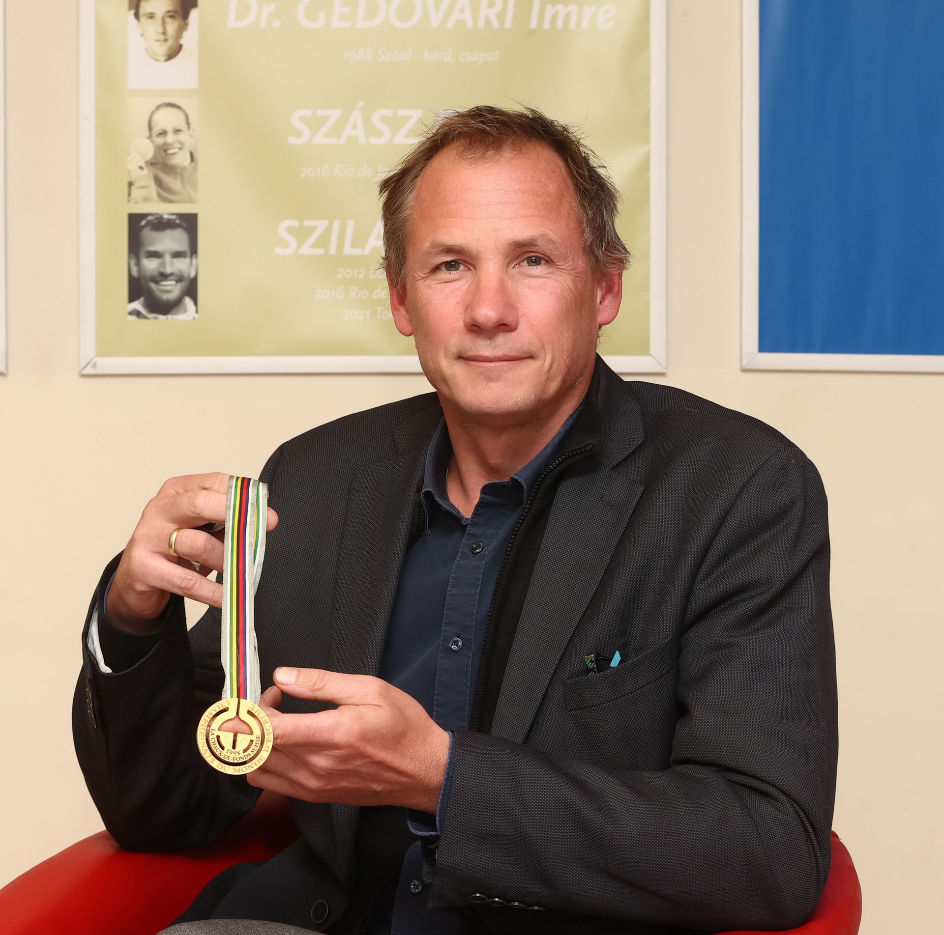 Első, 25 évvel ezelőtt, csapatban nyert vb-aranyát büszkén mutatta meg az exsportvezető / Fotó: Pozsonyi Zita