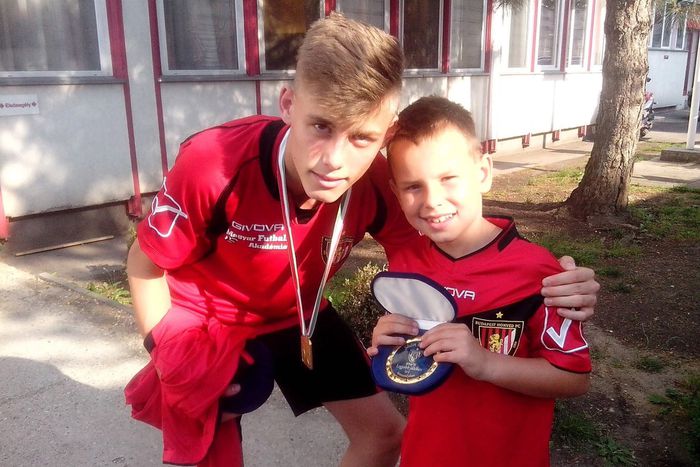 Sokat érő archív kép Kispestről: Schön Szabolcs és öccse, Botond (Fotó: facebook.com/honvedmfaregio)