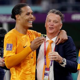 Louis van Gaal (jobbra) nem volt megelégedve a holland válogatott első félidei játékával (Fotó: Getty Images)