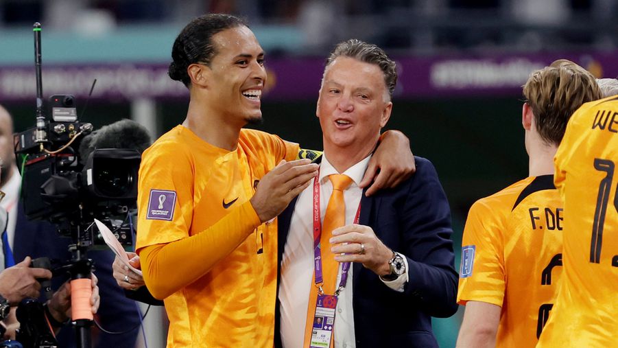 Louis van Gaal (jobbra) nem volt megelégedve a holland válogatott első félidei játékával (Fotó: Getty Images)