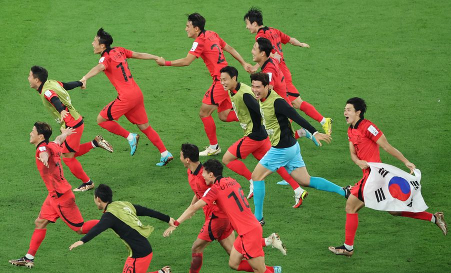 Így ünnepelték a dél-koreai focisták a továbbjutást a katari foci-vb-n (Fotó: EPA)