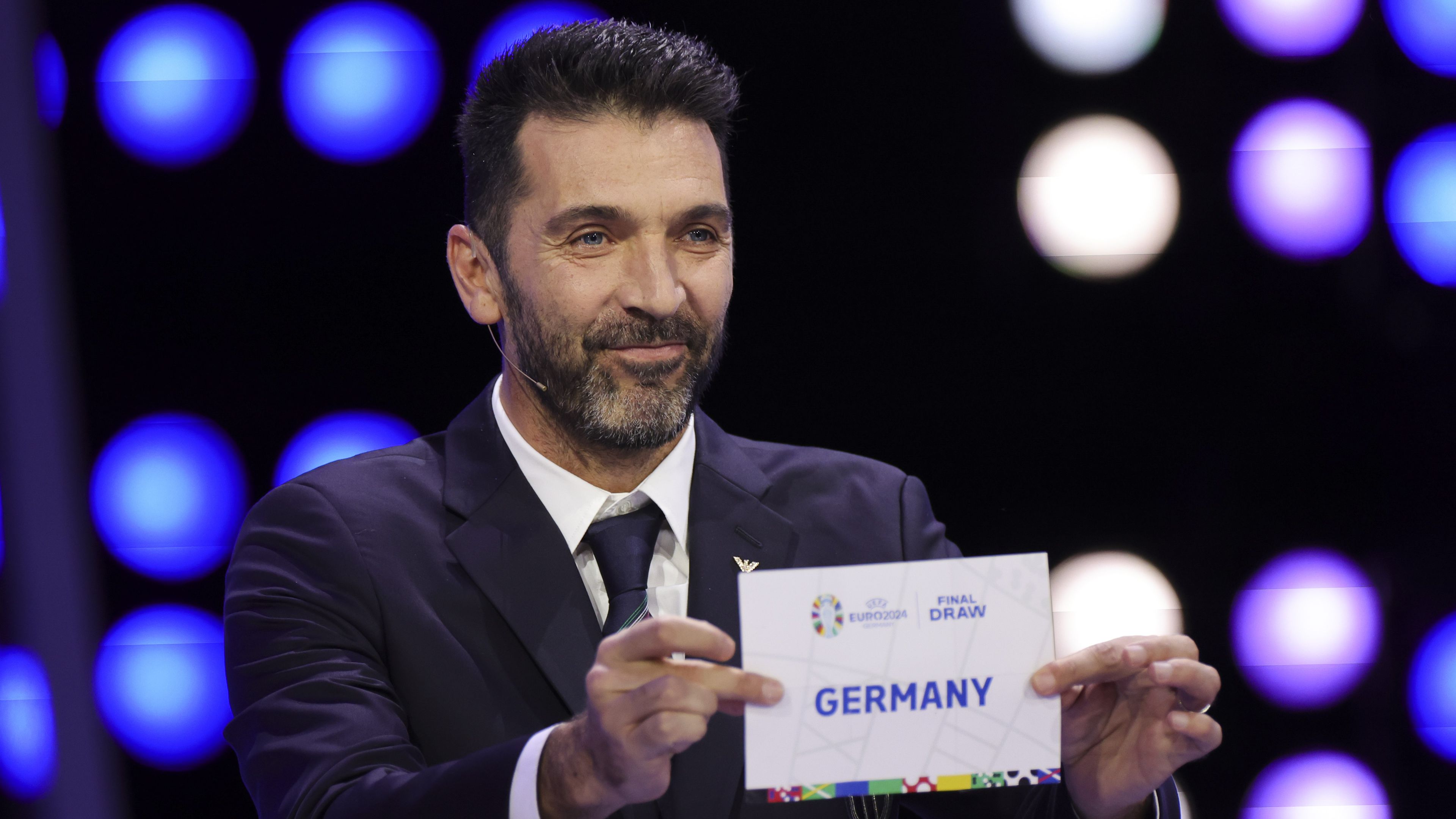 Gigi Buffon megnyerő mosollyal húzta elő a házigazda nevét – a szurkolók már kevésbé jókedvűek (Fotó: Getty Images)