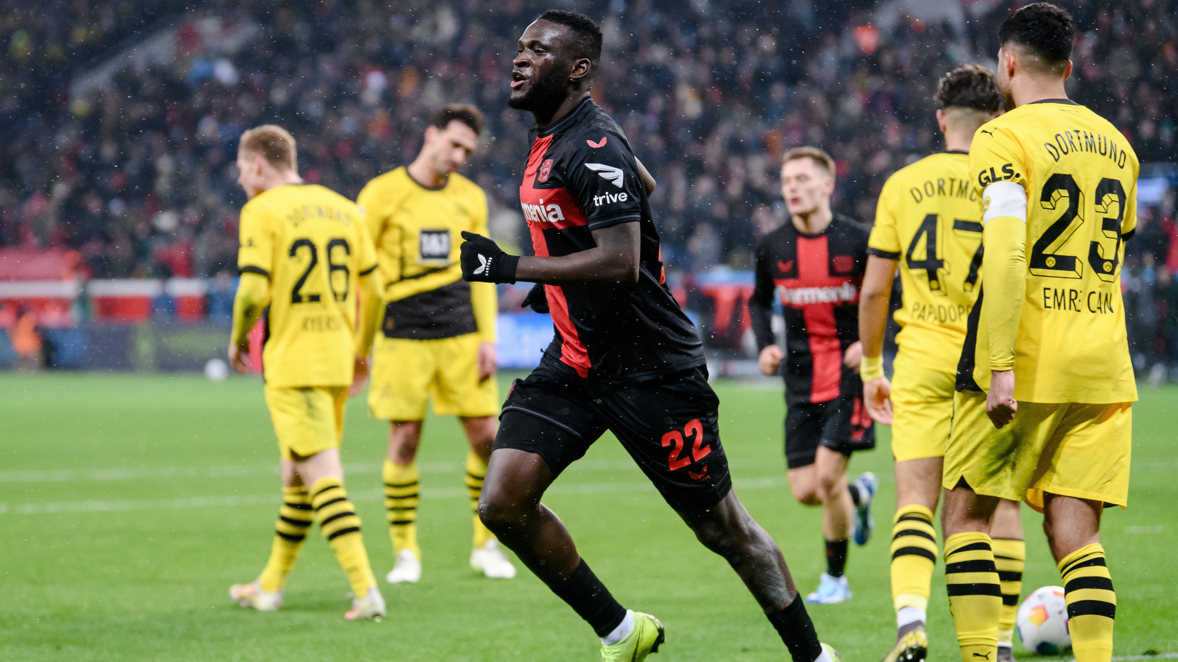 A Dortmund ellen is megőrizte veretlenségét a Leverkusen; a kihagyott büntető is belefért az Augsburgnak