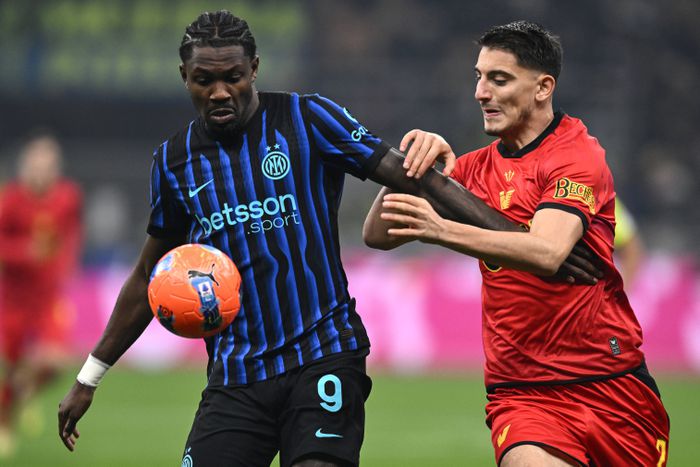 Thuram tartja a labdát