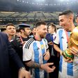 A szurkolók által gyártott hamis trófeával pózolt órákon át a világbajnok argentin csapat – sajtóhír