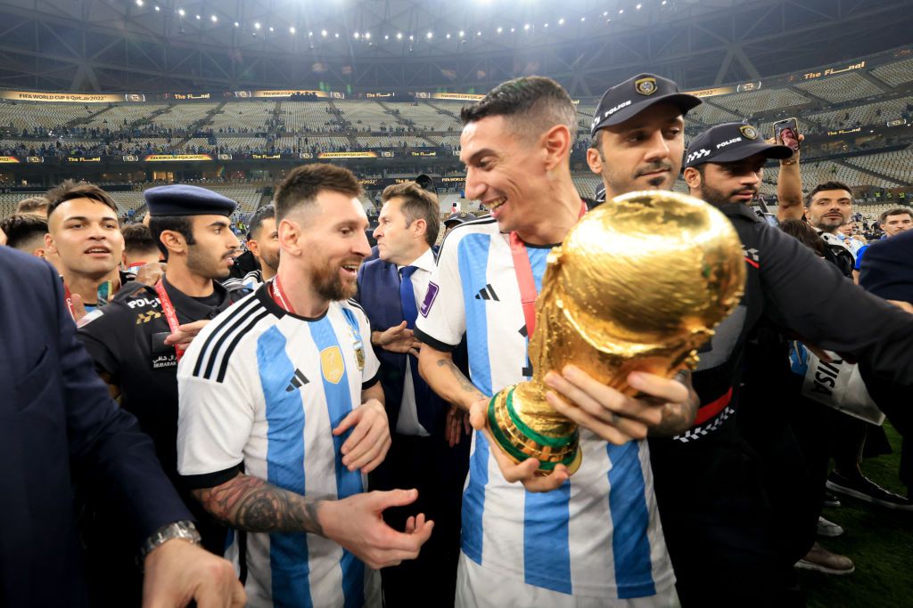 Lionel Messi és Ángel di María a hamis trófeával (Fotó: Getty Images)