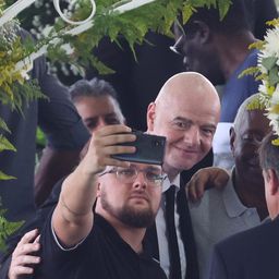 A FIFA elnöke visszautasítja a Pelé koporsója melletti szelfi miatt kapott kritikát
