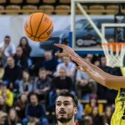 Könnyedén nyert a címvédő Falco