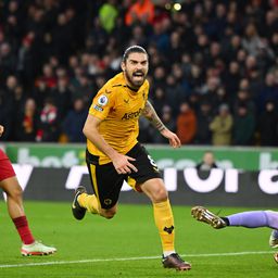 Újabb pofont kapott a Liverpool, a Manchester Unitednek a piros lap is belefért – videókkal